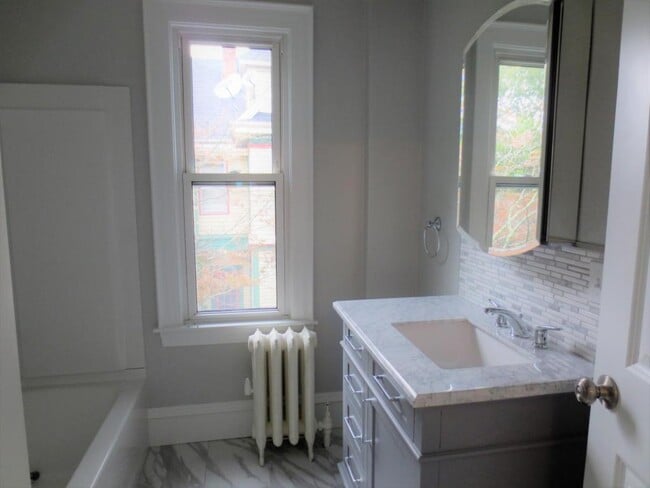 Photo - 678 Hanover St