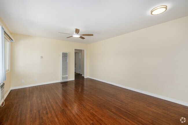 1BR, 1BA - 765SF - Living Room