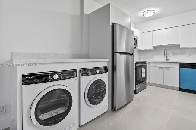 Photo - 1740 Funston St Unidad 5