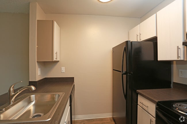 1BR, 1BA - 640 SF