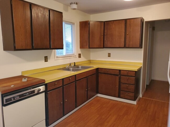 Photo - 826 N 12th St E