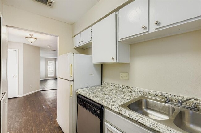 Photo - 2005 West Loop