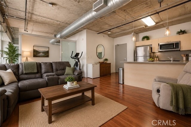 Photo - 645 W 9th St Unidad 314