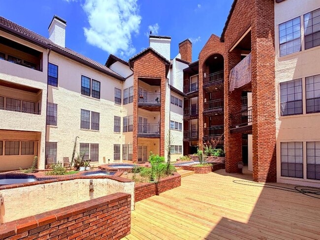 Building Photo - 3001 Cedar St Unit 114