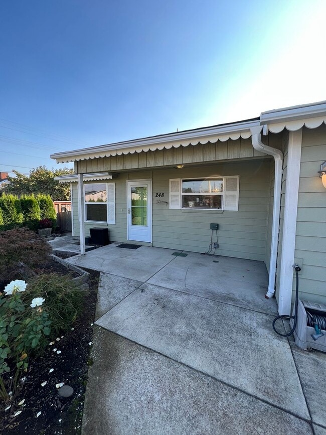 Building Photo - 2-bedroom 1-bathrroom Duplex