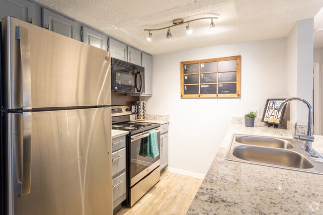 2BR, 2BA - 850SF
