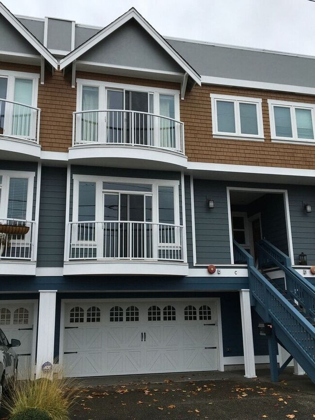 Photo - Town Home Tacoma 2bdr 2.5 bath w/ roof top deck & VIEW!!