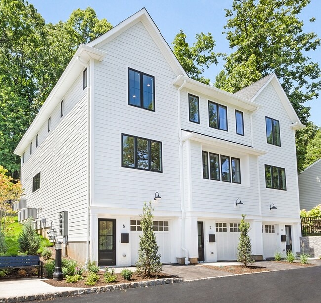 Photo - Estate Style Living - Luxury 2 Bedroom Tow...