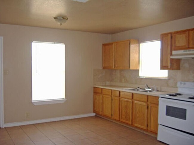 Photo - 817 E Gutierrez St