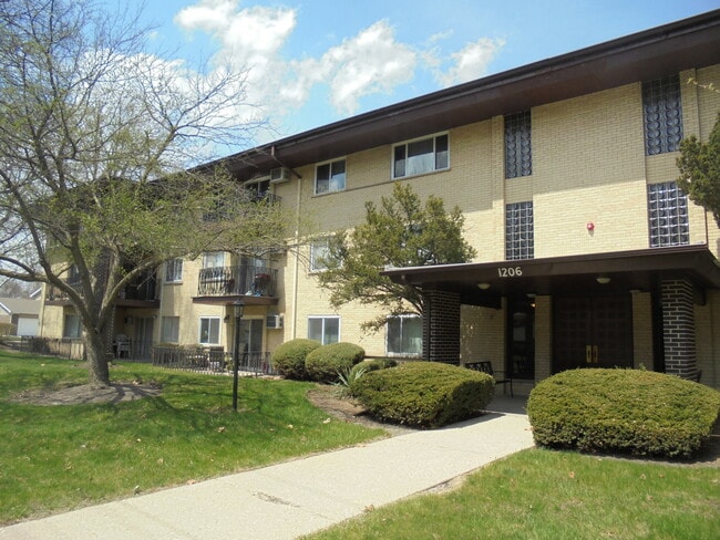 Building Photo - 1206 E Fairview St Unit 102