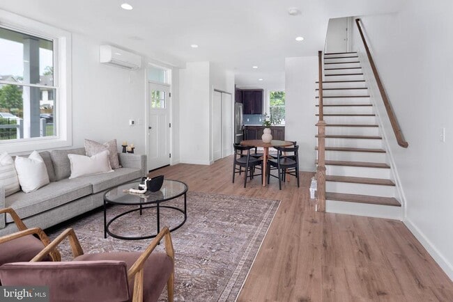 Building Photo - 168 John St Unit 2