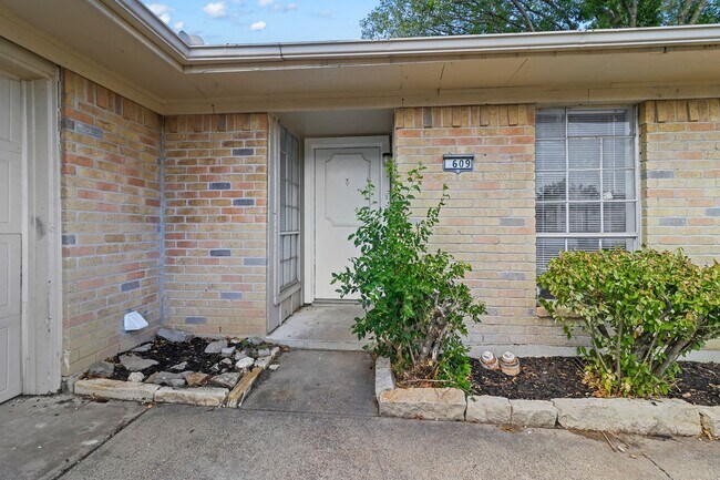 Photo - QUAINT AND COZY  3 Bedroom, 2 bathroom Hou...