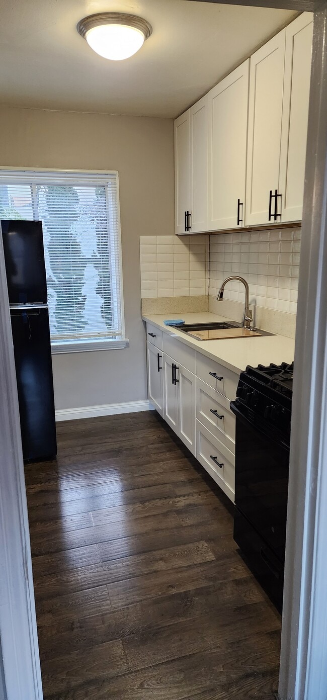 kitchen - 1529 1/2 N Hobart Blvd Apartamentos Unidad 1527
