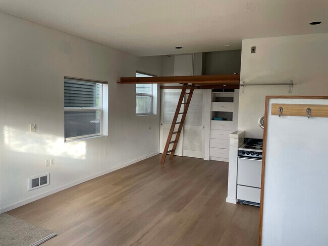 Sleeping loft - 1501 E Spring St Unit 1