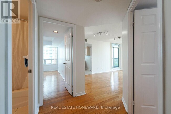 Photo - 28 Harrison Garden Blvd Unité 1811