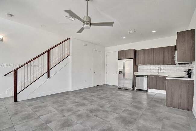 Photo - 400 NE 35th Ct