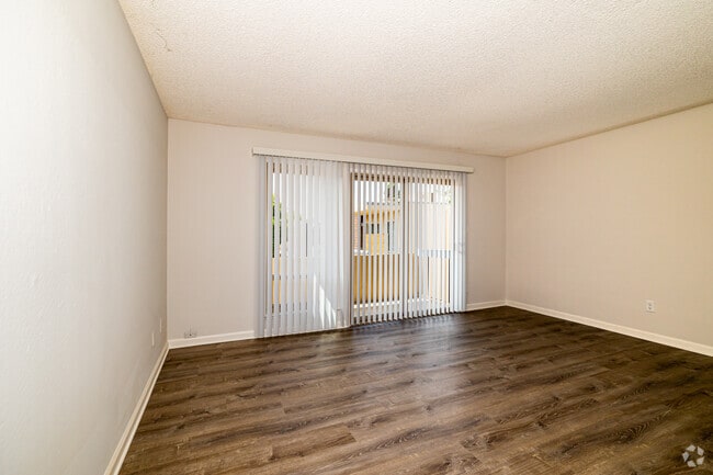 1BR, 1BA - 750SF