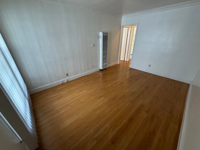 Building Photo - 1410 N Kenmore Ave Unit 8