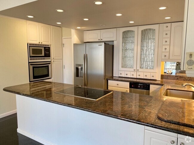 Building Photo - Renovated 1BR/1BA in Waikiki – Steps from ... Rental