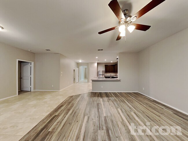 Photo - 215 Saddlebrook Ln