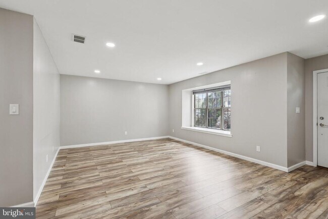 Photo - 165 Wyndham Pl