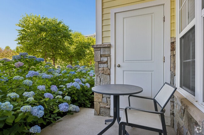 2BR, 2BA - 1,075SF - Patio