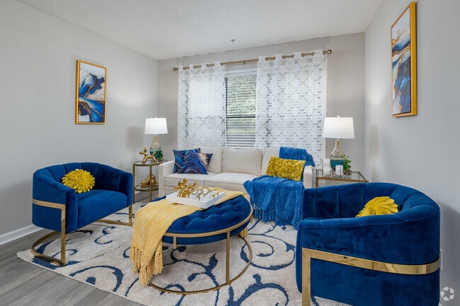 2BR, 2BA - 1,005SF - Living Room - The Pointe