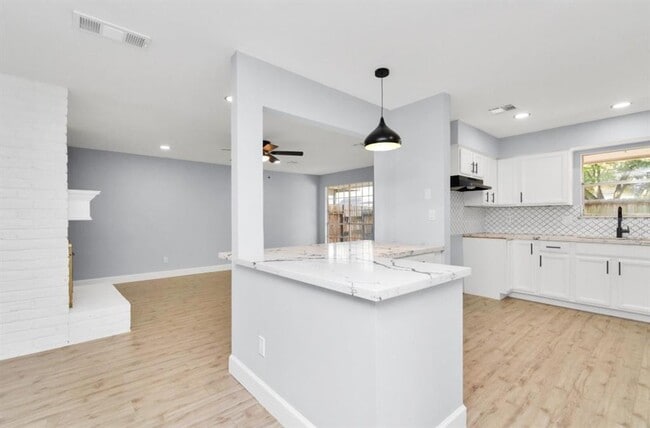 Photo - 9404 Beechnut St Condo