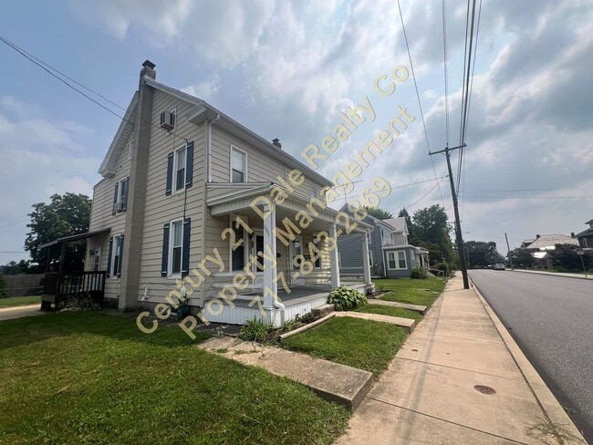 Building Photo - 2 Bedroom 1 Bath apartment with off street...