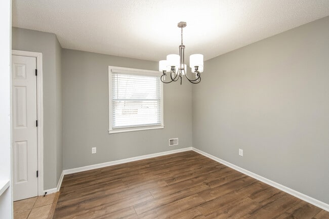 Photo - 323 Chadford Rd