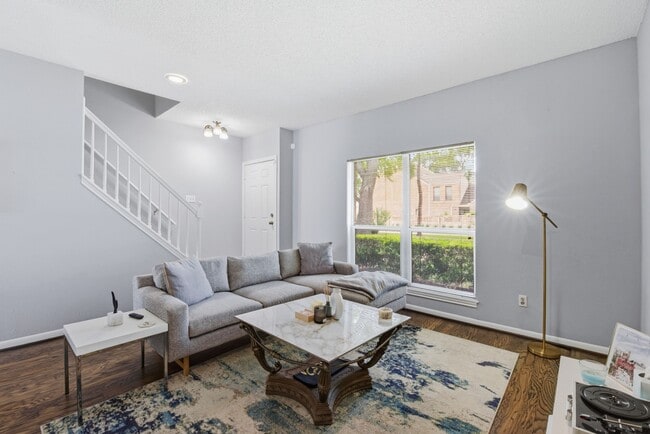 Photo - 1011 Fountain View Dr