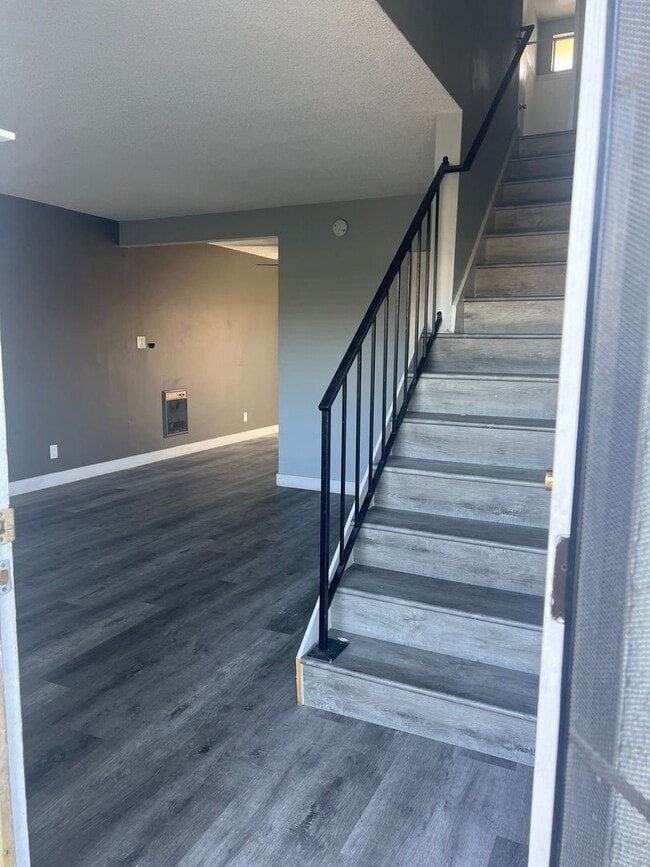 Building Photo - Beautiful 2 bedroom 1 1/2 bath town home l... Unit 03
