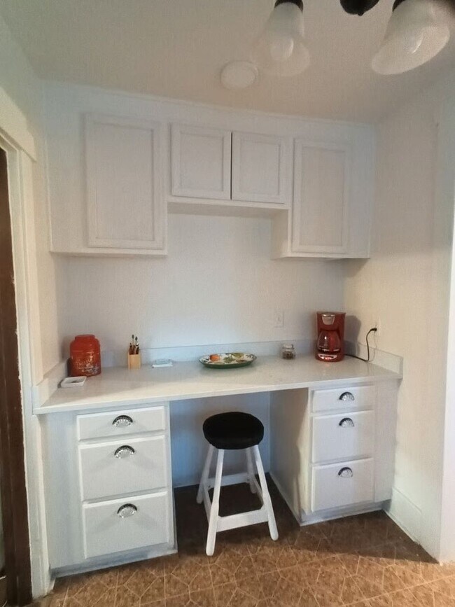 Photo - Fully furnished will all utilities included! 2 bed/1 bath, washer & dryer, central location! Shor...