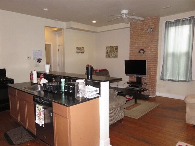 Photo - 2212 Ravine St