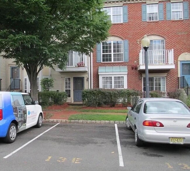 Building Photo - 29 Walnut St Unit 13E