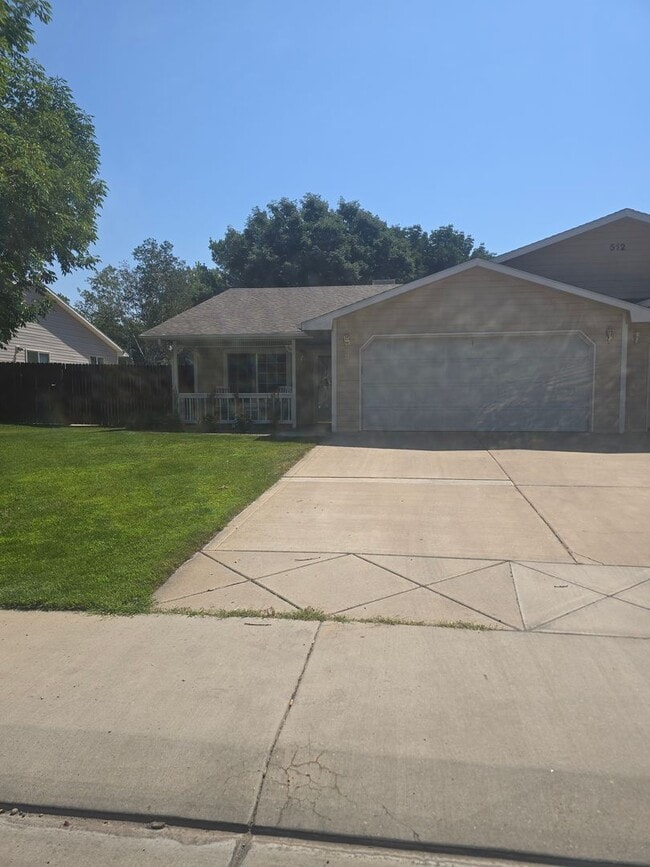 Building Photo - Beautiful townhouse with updated bathrooms. Available now!