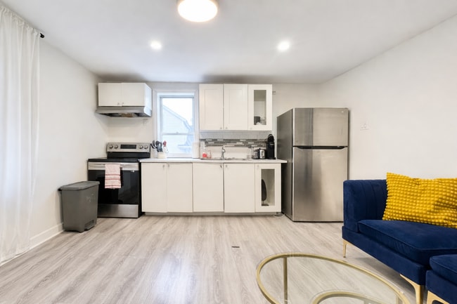 Photo - 4595 Morrison St