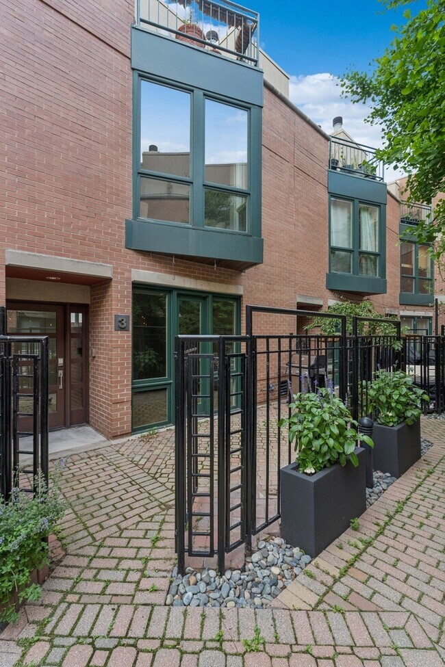 Photo - 2910 N Commonwealth Ave