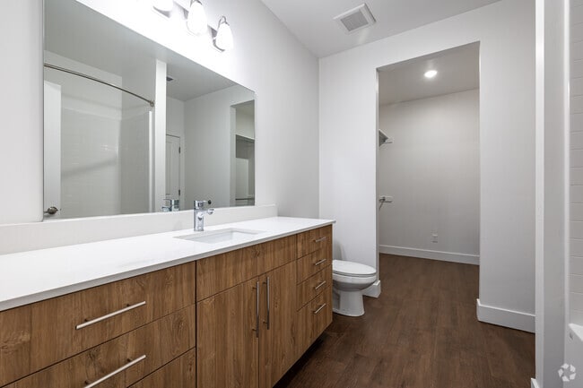 1 habitación, 1 baño - 799 pies cuadrados - Baño/armario - Strata Apartments