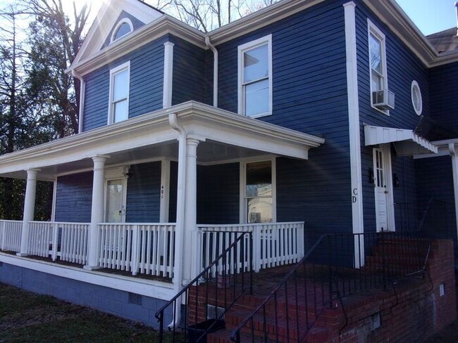 Building Photo - 2 Bedroom 1 Bath Apartment with Private Deck