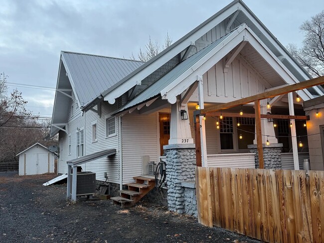 Photo - 237 Basin St SW