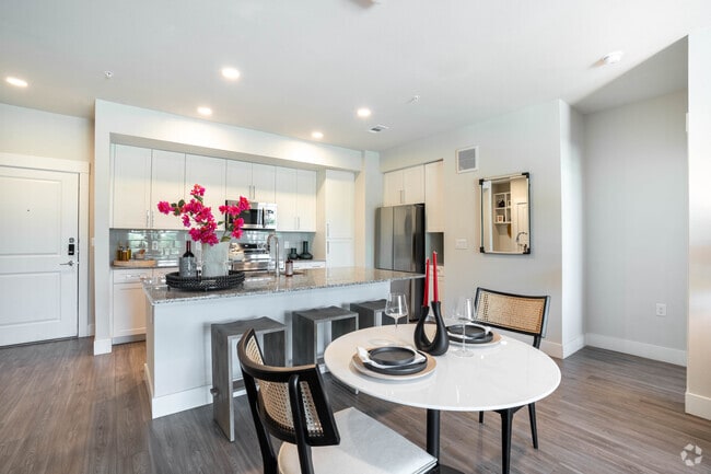 2BR, 2BA - 1098SF - Dining Area - Broadstone EADO