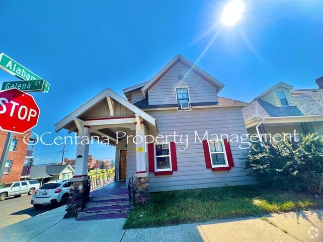 Building Photo - 5 bedroom 3 bath house with fenced yard