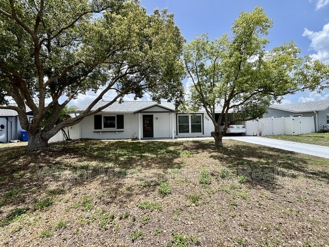 Building Photo - 704 Torrey Pines Ave