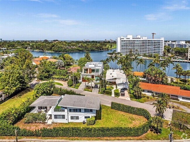 Building Photo - 9257 Bay Dr Rental