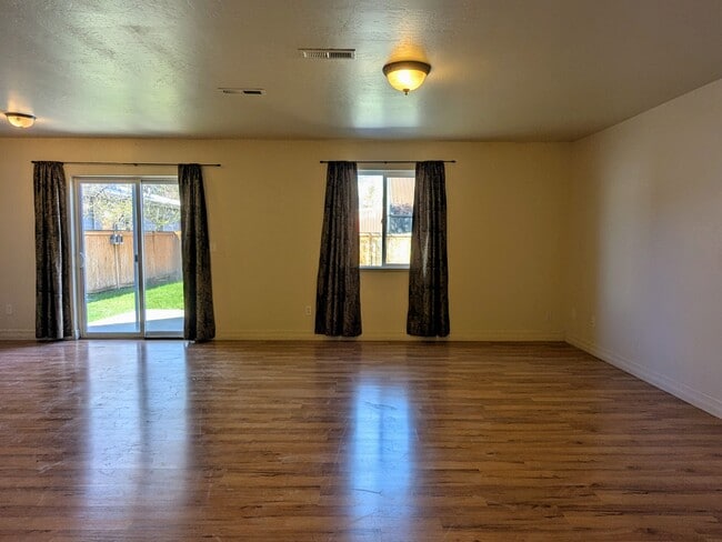 Photo - 1306 6th Ave W