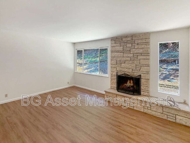 Photo - 2672 Doidge Ave