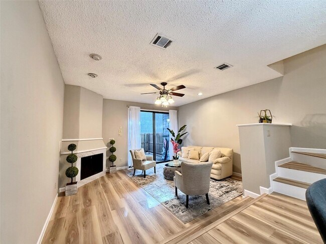Building Photo - 7122 Wood Hollow Dr Unit 106