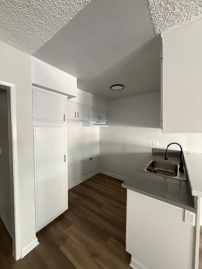 1443 W 105th St Unit 5