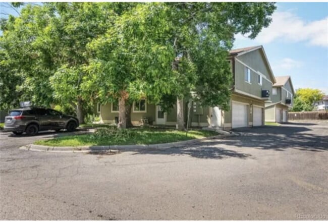 Building Photo - "Spacious 3-Bed, 3-Bath Condo in Aurora's ... Unit D